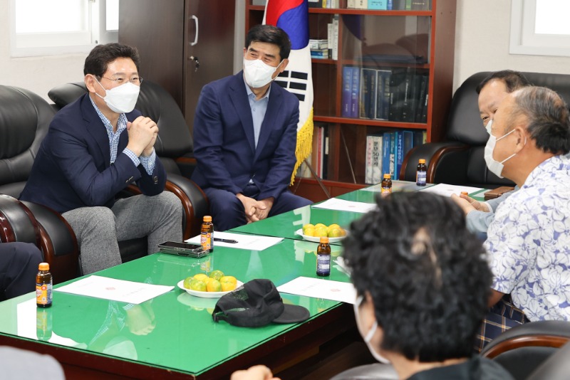 이상일 용인시장이 대한민국재향군인회 용인지회  관계자들을 만나 이야기를 나누고 있다..jpg