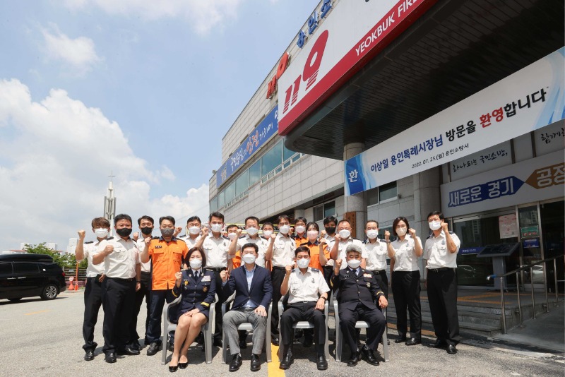 이상일 용인시장이 용인소방서 관계자들을 만나 현안 에 대해 논의한 뒤 기념촬영을 하고 있다..jpg