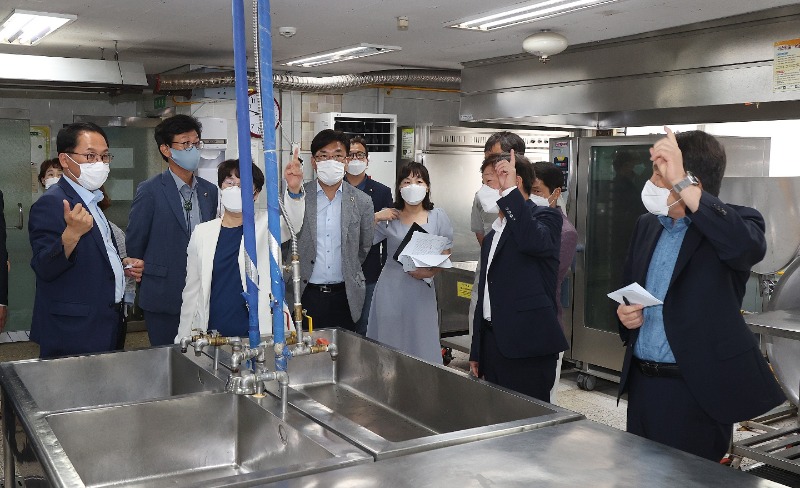 220728 경기도의회 더불어민주당, 학교급식 현장에서 민생행보 이어가 (1) 성남서중학교 급식실.jpg