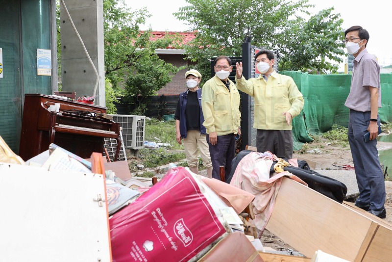 7-1.이상일 용인시장이 고기교 인 근 수해현장을 살펴보고 있다..jpg