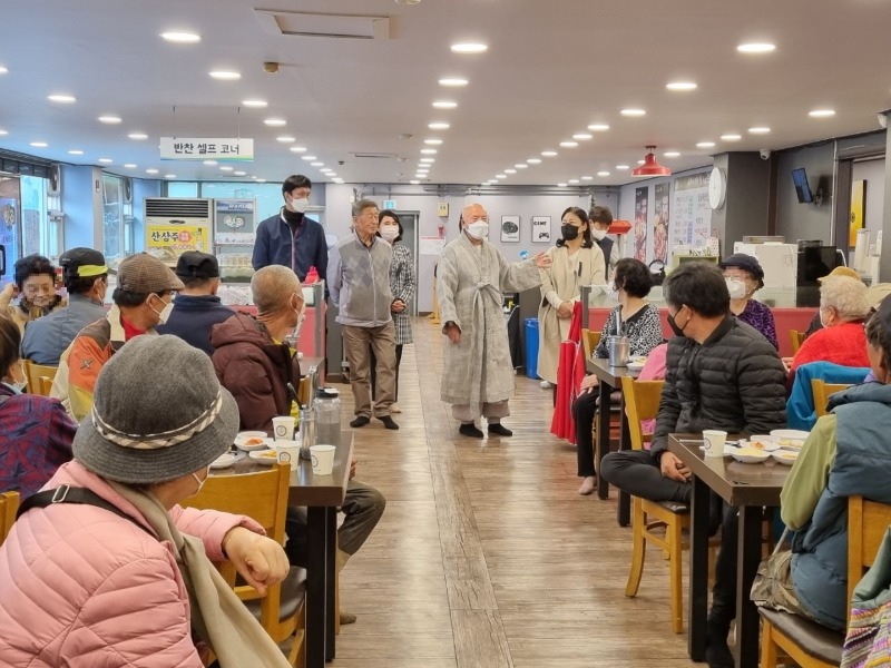 (1103)[진건읍]명덕사 우정스님, 진건읍 경로 당 임원 및 독거 어르신 식사 대접해(사진).jpg