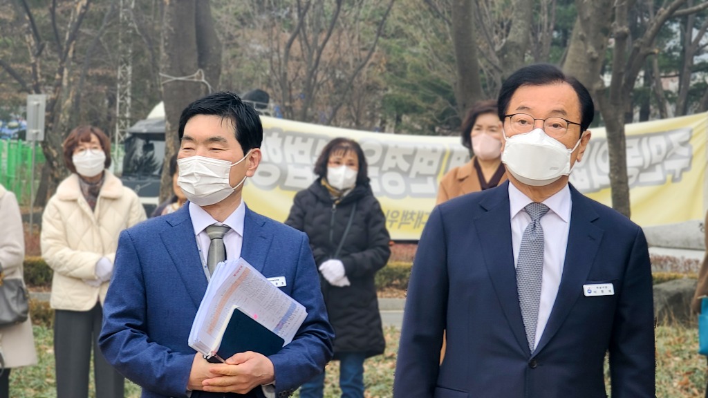 참배식전 대기중인 이현재시장 최용호 주민자치광 모습-수정.jpg