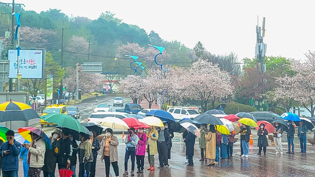 우천에도 많은 이천시민들이 행사장을 찾아 식목일 행사를 참여하고 있다..jpg