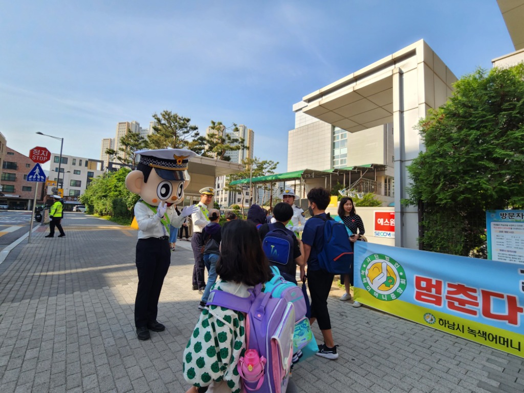 교통안전캠페인02 망월초 인사하는 포돌이.jpg