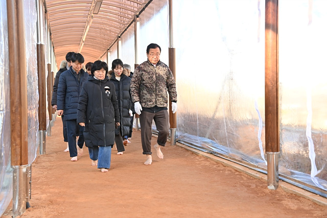 (사진2)이현재 하남시장, “겨울철에도 맨발걷기 즐기는 사계절 황톳길로 오세요”.jpg