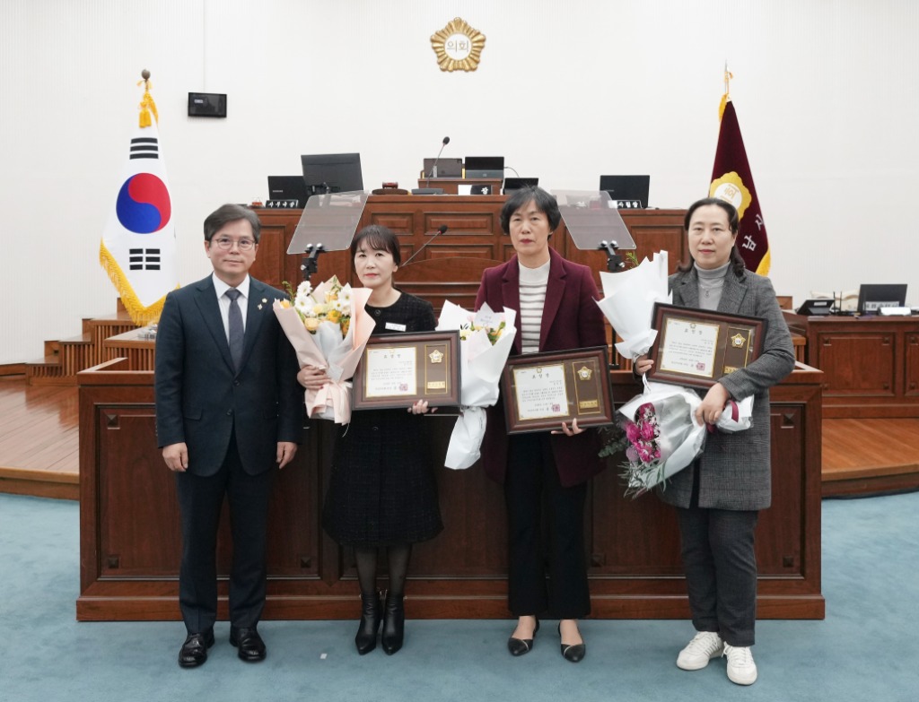 [사진자료] 하남시의회, 12월 19일 제336회 제2차 정례회 제3차 본회의 ‘2024년 4분기 우수공무원’ 시상식.(사진_하남시의회 제공).jpg