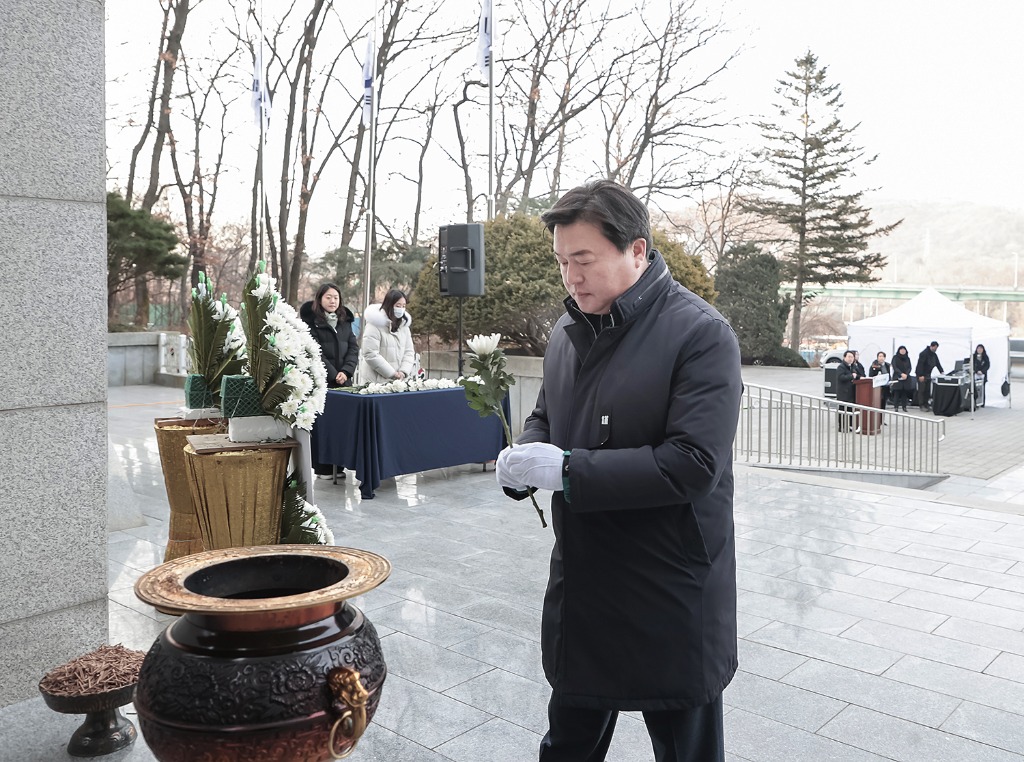 수시보도1-2 임병택 시흥시장 신년 첫 일정으로 현충탑 참배_0102.jpg