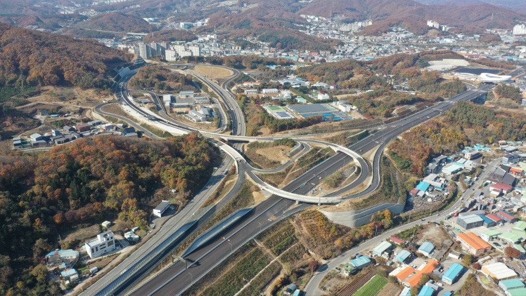 1-3..2025년 1월 1일 개통하는 세종-포천 고속도고 북용인 나들목 전경.JPG