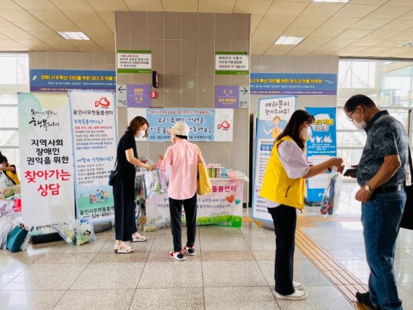 1.용인시가 여름철 복지사각지대에 놓인 위기가구를 찾아내고  지원하기 위해 찾아가는 무한돌봄센터를 운영하고 있다..jpeg