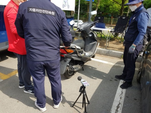 분당구청-성남시 공무원과 한국교통안전공단 소속  자동차안전단속원이 지난 4월 야탑동 성남시 차 량등록사업소로 번호판을 재발급 받으러 온 이륜자 동차의 배기 소음 허용 기준 측정 중이다.jpg