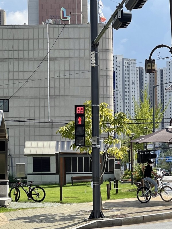 교통기획과(의정부시, 전국 최초 횡단보도 보행신호등 적색 잔여 시간 표시기 설치)-시청앞 적색.jpg