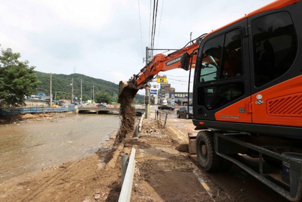 1-1.수지구 고기교 동막천 긴급 준설 작업.jpg