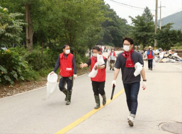 01- 국민의힘 경기도의회의원, 경기도당, 여주당 협운영위원들 산북면 수해복구 구슬땀 (2).jpg