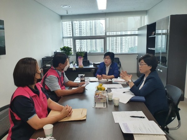 220826 김옥순·박옥분 의원, 전국학교 비정규직노동조합과의 정담회 개최 (1).jpg