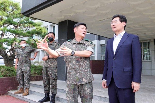 2-2.이상일 용인특례시장이 배현국 제55보병사 단장과 지역 현안에 대해 이야기 하고 있다..JPG