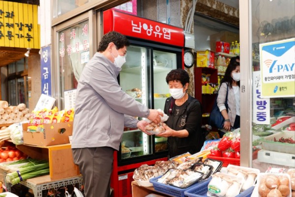 8-2.이상일 용인특례시장은 7일 용인중앙시장을 찾아 제 수용품 등을 구입하면서 상인들과 시민들을 격려했다..jpg