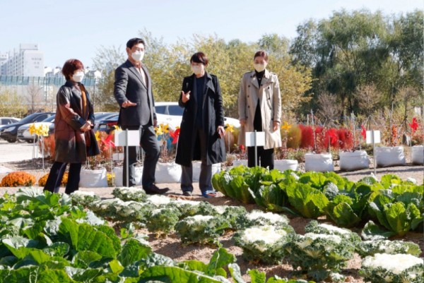 1-1.이상일 용인특례시장이 기흥구 공세동에  위치한 용인시민농장을 살펴보고 있다..jpg