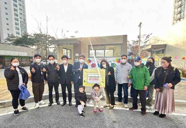 (1125)[별내동]시립토리어린이집, 어린이 아나바다 활동을 통한 모금액 기부(사진2).jpg