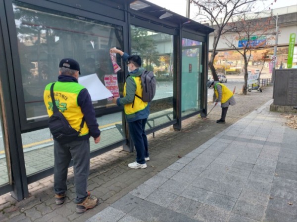 2.바로바로기동대가 동백역 인근 버스정 류장에서 광고물을 수거하고 있다..jpg