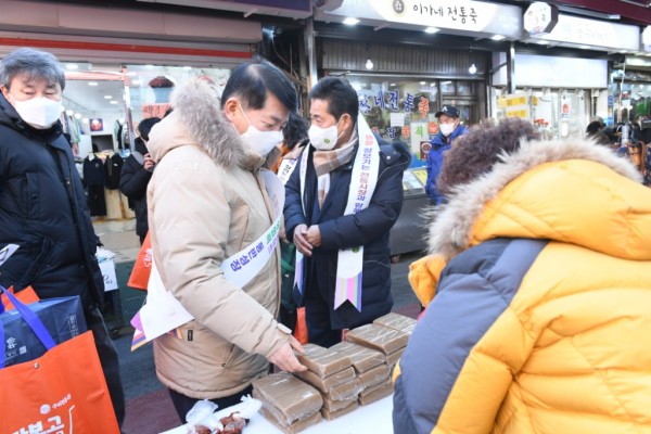 0119 구리시, 설 맞이‘기관장 전통시장 장보기’행사 가져(3).JPG