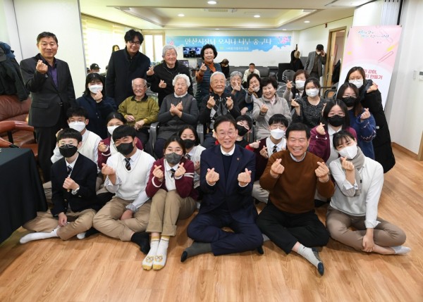 118.이민근 안산시장 너비울 경로당  방문… 시민과 솔직토크 (1).jpg