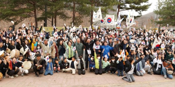 2.이상일 용인특례시장이 25일 수지 머내만세운동 기념행사  참자가들과 만세삼창을 외치며 기념촬영을 하고 있다.jpg