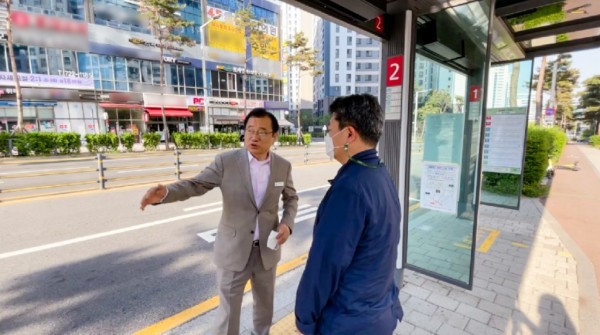 이현재 하남시장, 위례지구 새벽 출근길 버스 탑승 현장 점검 나서 (2)_수정.jpg