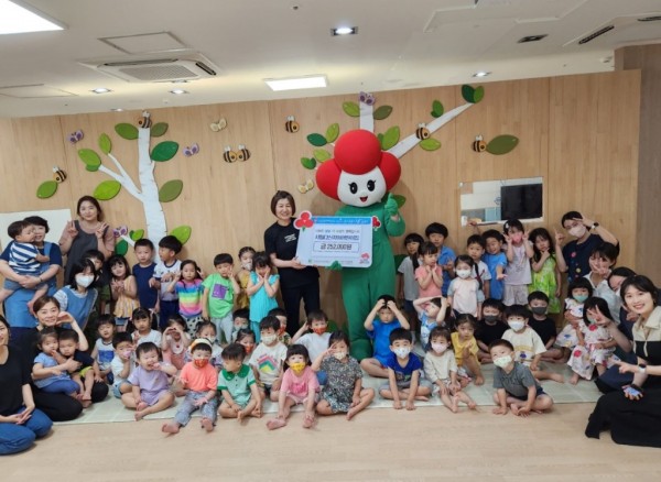 (0704)[복지정책과]남양주시 시립다산자이어린이집, 이웃돕기 성금 252,000원 기부(사진).jpg