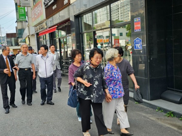 광복 유공자와 미망인들 방세환 시장과 오찬 간담회에 참석 하고자 들어오고있다.jpg