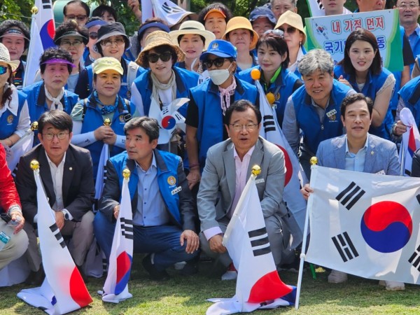 태극기달기 행사에서 참가자들과 기념촬영하고있는 이현재시장.최종윤국회의원.강성삼의장.등의모습.jpg