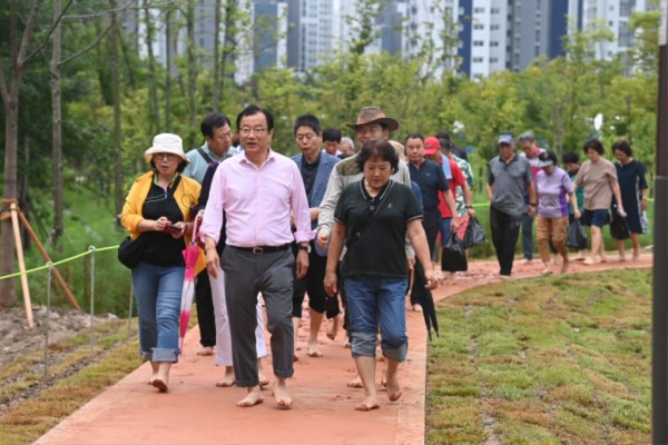 ‘명품 맨발걷기 도시’ 하남시, “구산둘레길 걸으며 힐링하세요” (1).JPG