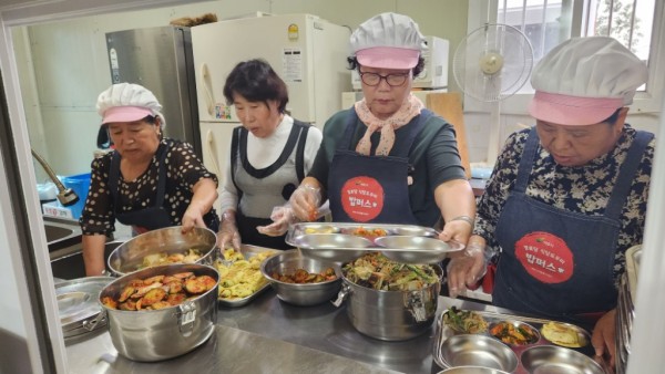 지역01-보도자료2_ 2통 경로당 매주 함께하는 맛있는 웃음꽃 사진 (3).jpg