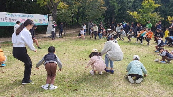 (1011)[산림녹지과]남양주 유아숲체험원 가을숲에서 놀아요 Go! GO! 행사 개최(사진1).jpg