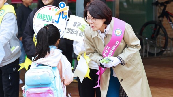 1-2.어린이 보호구역 교통안전캠페인(만정초등학교).jpg