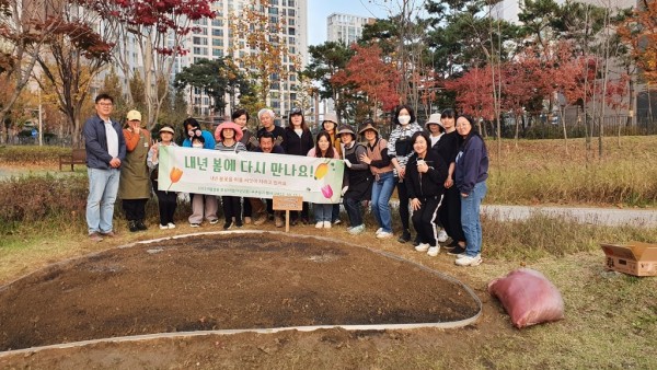 (1114)[공원관리과]남양주시, 시민참여형 마을정원사업 가을 구근 식재 행사 성료(다산2동 마을정원).jpg