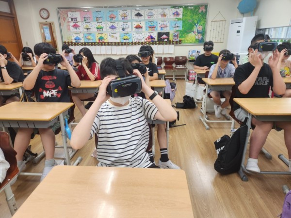 1.용인특례시가 올해 어린이 대상 VR 안전교육을 한데 이어 내년엔 어르신 교육도 확대한다.jpg