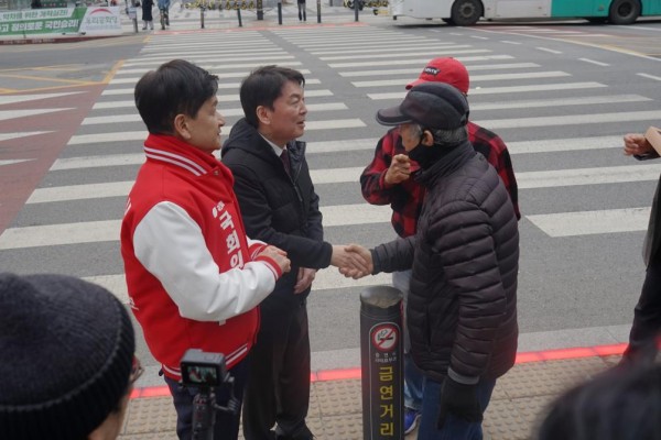 선거사무소 개소식이 끝난 뒤 안철수 의원과 함께 지역주민에게 인사를 하고 있다..jpg