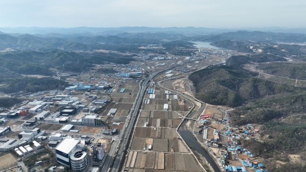 8-2.용인 첨단 시스템 반도체 국가산단이 들어설 이동 남사읍 일대 전경.중앙을 관통하는 도로가 국도 45호선..jpg