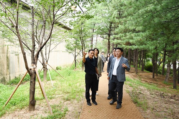 시민소통담당관(내 삶을 바꾸는 의정부, 변화의 시간 2년 ④기업하기 좋은 도시, 의정부)13-용현산단 인근 녹지에 주민 힐링쉼터 산책길 조성.jpg