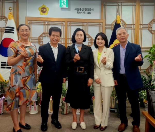 2408012 정윤경 부의장, “공예품 판로 확대를 위해 경기도가 적극 나서 줄 것” 주문.jpg