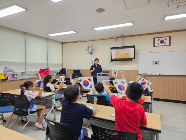 0813 구리시 수택3동, 제79주년 광복절 기념 ‘올바른 태극기 게양 교육’ 실시.jpg