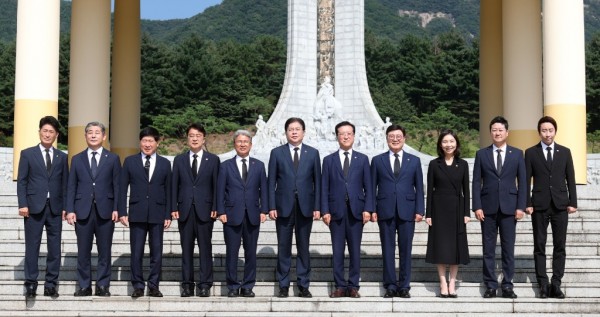 240814 김진경 의장, 광복절 맞아 국립대전현충원 참배...