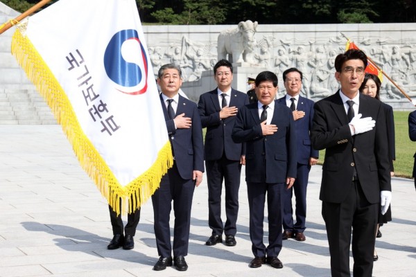 240814 김진경 의장, 광복절 맞아 국립대전현충원 참배...