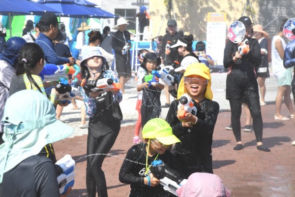 기획보도_사진3_물총축제는 아이부터 어른까지 모두 즐길 수 있다.jpg