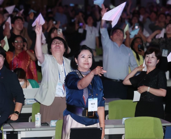 240823 정윤경 부의장,  ‘2024 경기 사회적경제 박람회’ 참석해 축하 (2).jpg