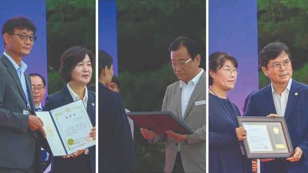 시민의날 기념식에서 이현재 하남시장, 추미애 국회의원, 금광연 하남시의회 의장이 표창 및 장학증서를 전하고 있다..jpg