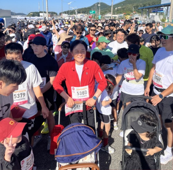 유모차를 끌고 뛸 준비를 하는 박용철 후보.jpg