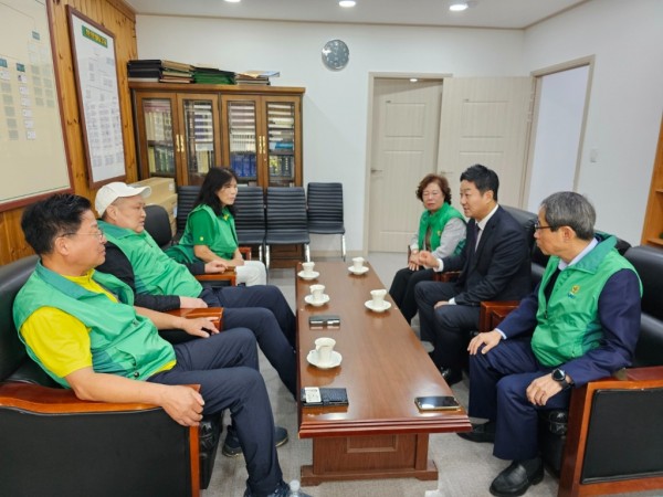 241016 김진경 의장, 시흥시새마을회와 예산 확보 및 사업 지원 논의2.jpg