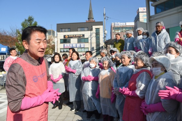 1.자치행정과(의정부시, 통일 김장 담그기 한마당 행사 성료)2.jpg