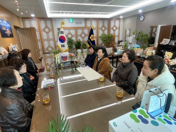 241125 정윤경 부의장, 군포시여성단체협의회 정담회, “여성들이 실제로 체감할 수 있는 정책 펼쳐나가겠다” 강조 (2).jpg